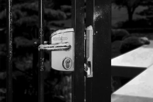 Locinox LAKQU2 40-60-as felületre szerelhető kapuzár, 3006FA alumínium fogantyúpárral (RAL7016)