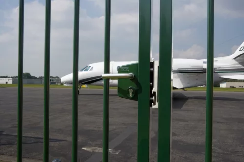 Locinox LAKQU2 40-60-as felületre szerelhető kapuzár, 3006FA alumínium fogantyúpárral (RAL9005)