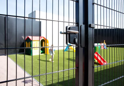 Locinox LAKQU2 40-60-as felületre szerelhető kapuzár, 3006FA alumínium fogantyúpárral (RAL9005)