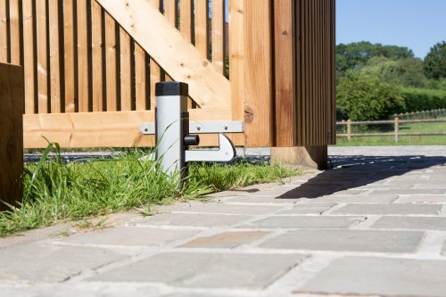 Locinox UNDER-GATE-CATCHER kapukitámasztó (alsó rögzítéses)